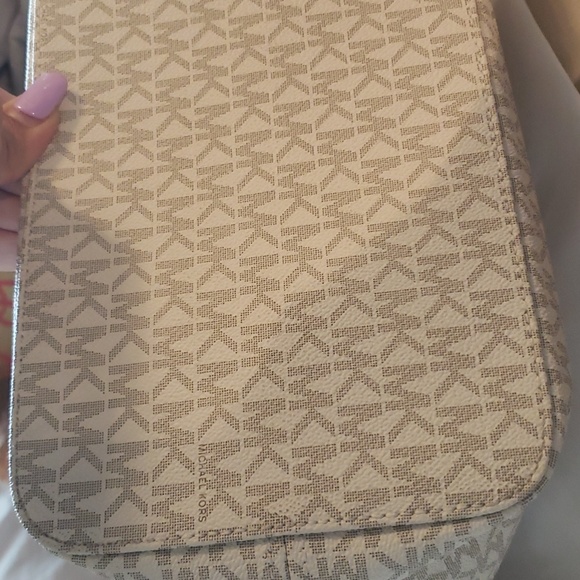 Sold BIG NWT MICHEAL Micheal KORS OF STOCK NWT TRAVEL SIGNATURE JET SET TRAVEL - Picture 14 of 16